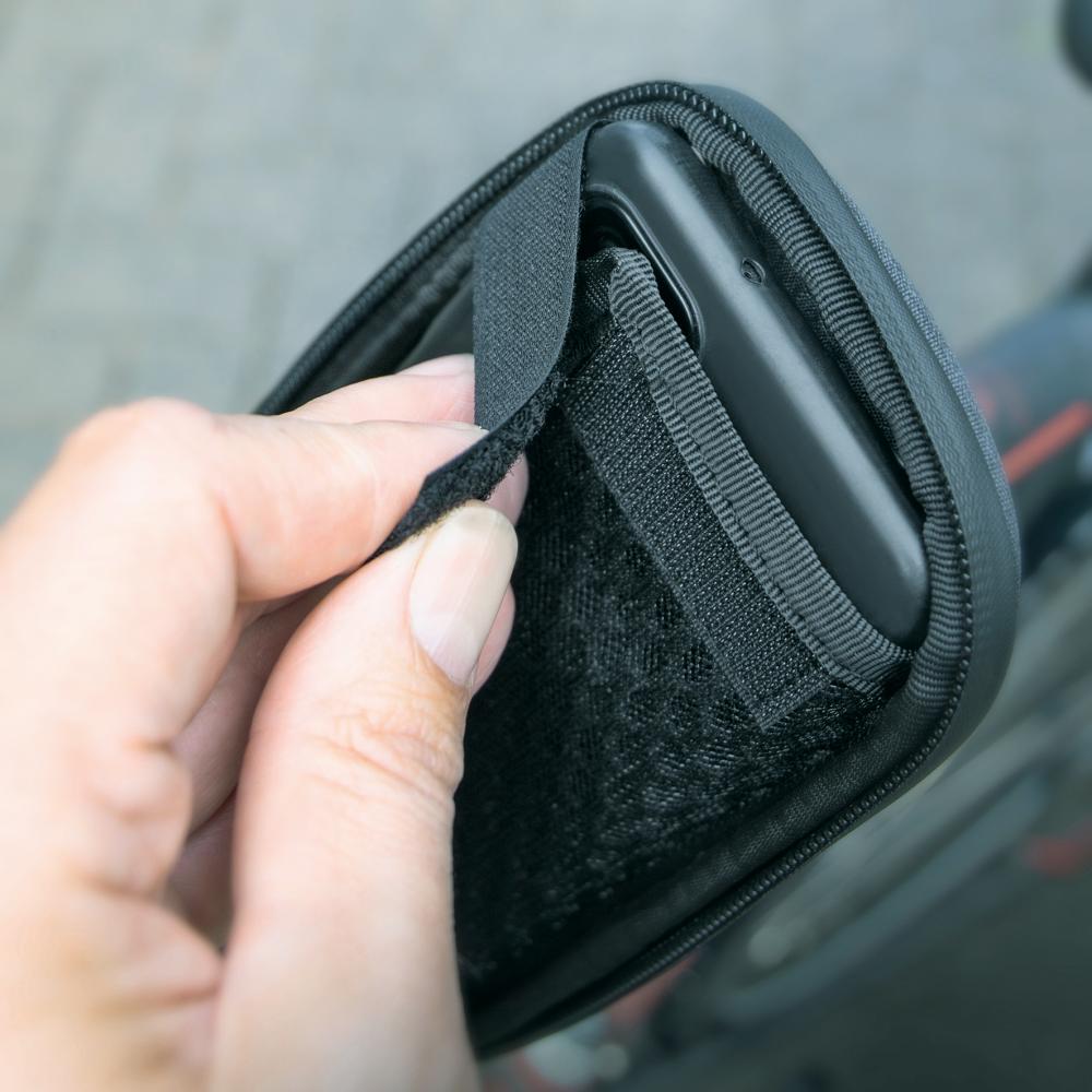 SKS Oberrohrtasche Traveller Smart schwarz - Wasserdichte Rahmentasche mit Touchscreen-kompatiblem Smartphone-Fach, 200x100x11mm, ideal für Trekking- und Rennräder