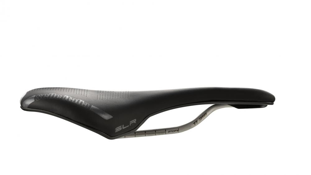 Schwarzer Selle Italia SLR Boost Gravel SFlw S3 Fahrradsattel mit TI 316 Rails, seitliche Ansicht.