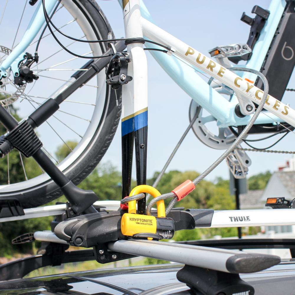 Kryptonite KryptoFlex 410 Endschlaufenkabel sichert Fahrrad auf Dachträger. 10mm geflochtenes Stahlkabel mit Vinylschutz.