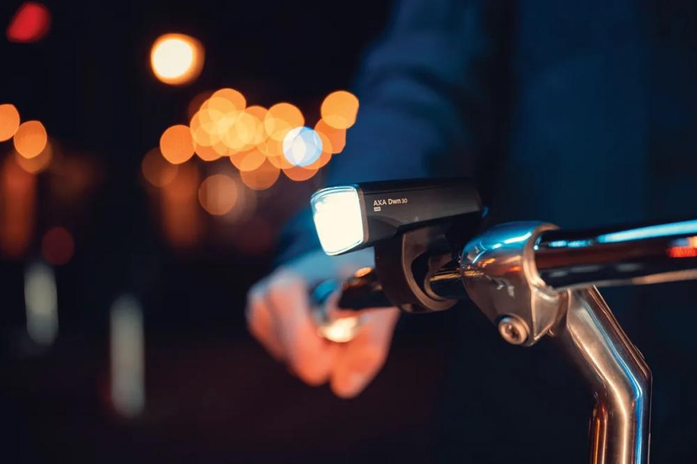 Axa DWN FRONT 30 Akku-LED-Scheinwerfer - 30 Lux Fahrradlampe mit USB-C Schwarz