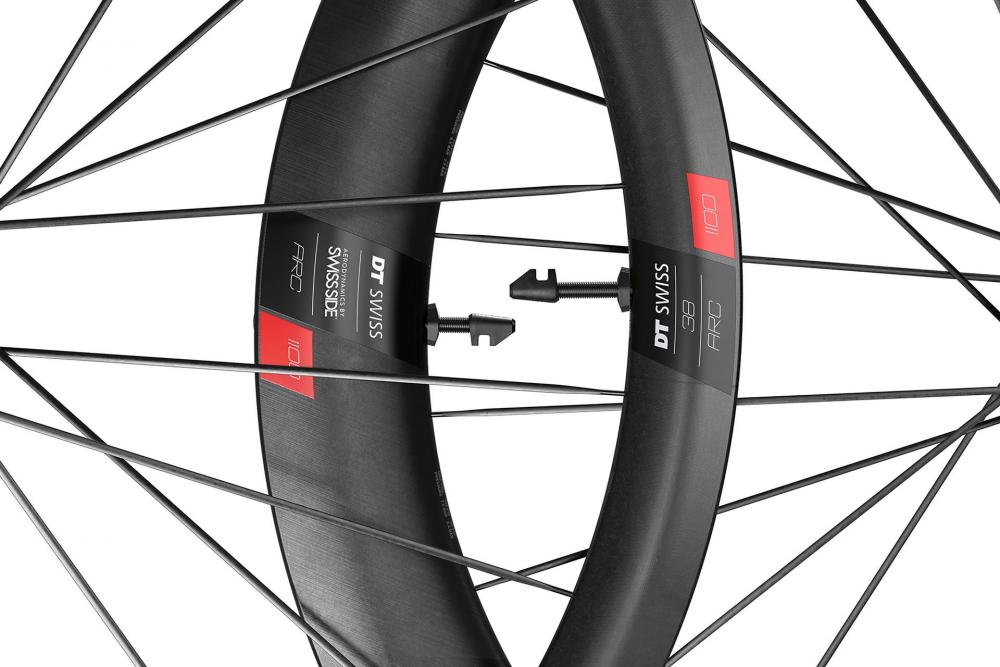 Zwei schwarze, ultraleichte DT Swiss ARC 1100 Dicut Disc 38mm Aero-Carbonlaufräder.