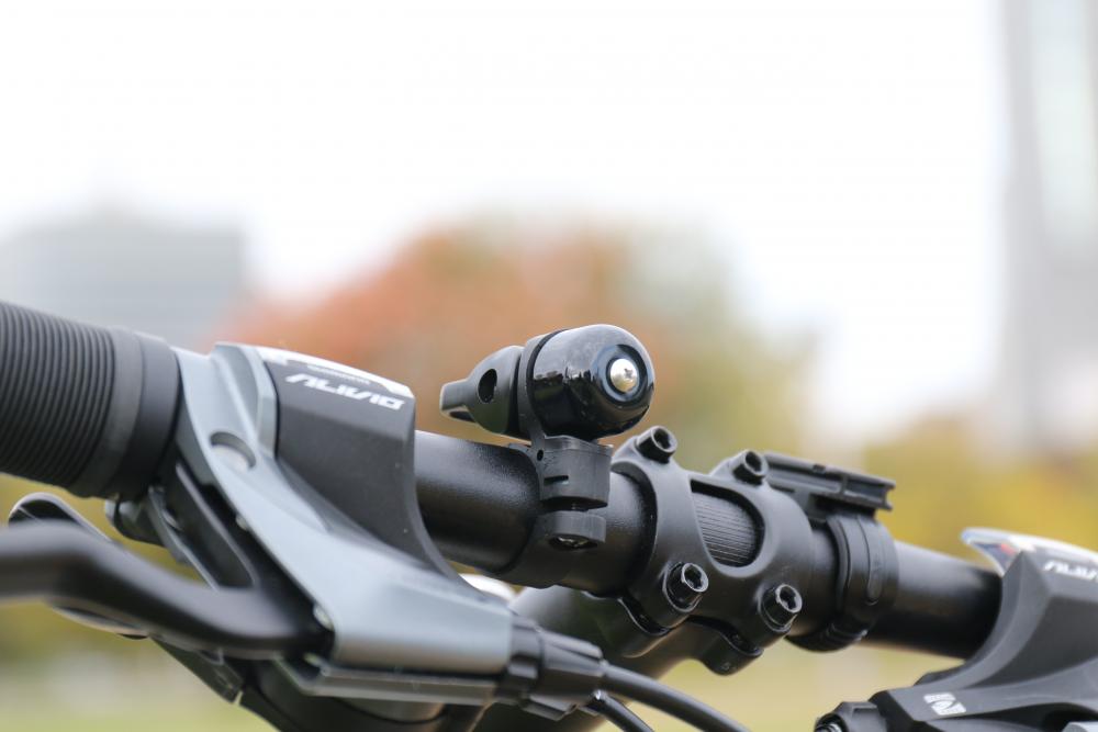 CATEYE Klingel OH-1500 Nido Schwarz am Fahrradlenker montiert, kompakte Klingel für warmen Doppelklang.