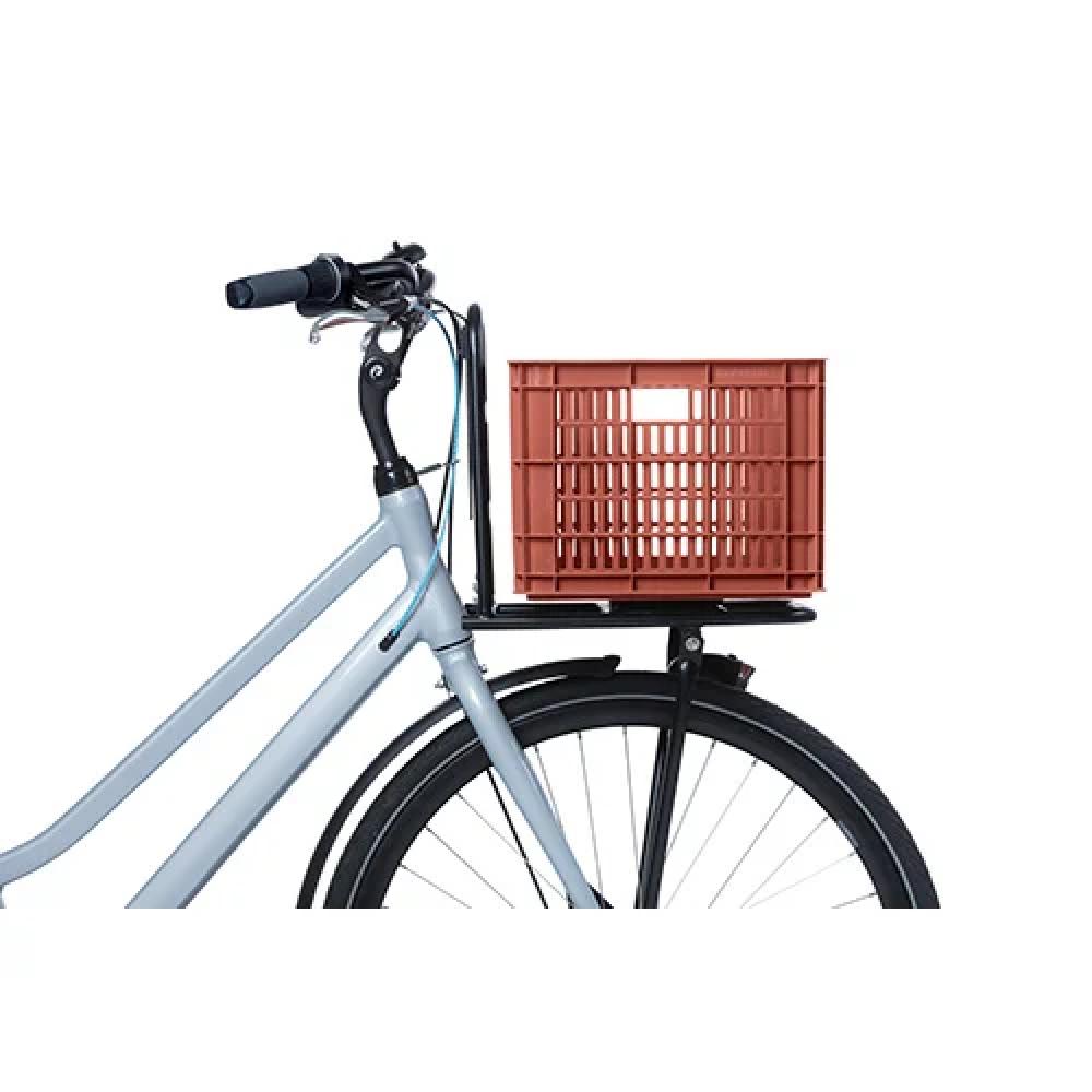 Graues Fahrrad mit roter Basil Crate M Fahrradkiste (29,5L) auf Frontgepäckträger, MIK kompatibel.