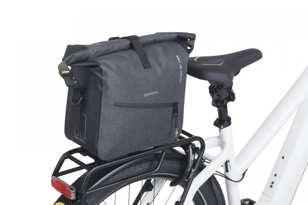 Basil Navigator Storm Trunkbag MIK 13L, wasserdichte schwarze Gepäckträgertasche auf einem Fahrrad.
