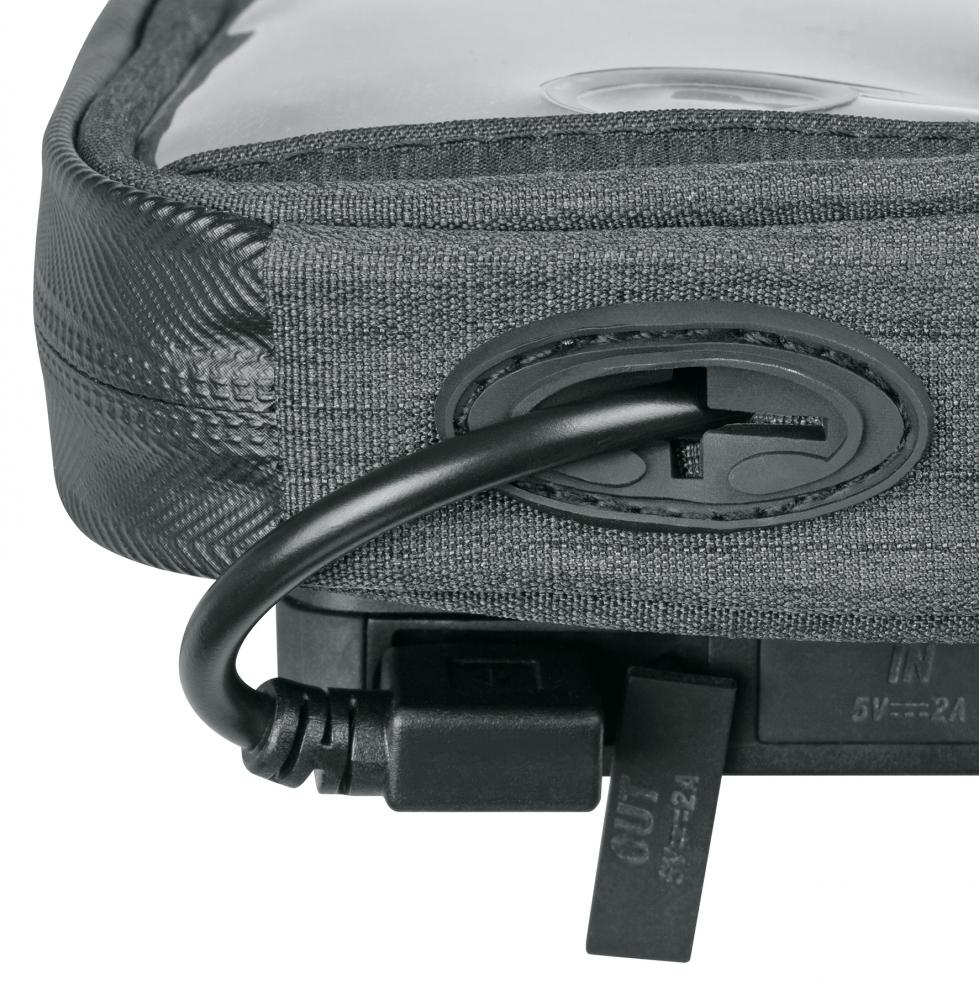 Nahaufnahme SKS COM/SMARTBAG wasserfeste Smartphone-Tasche mit Ladekabel und IN/OUT 5V==2A Ladeanschlüssen.