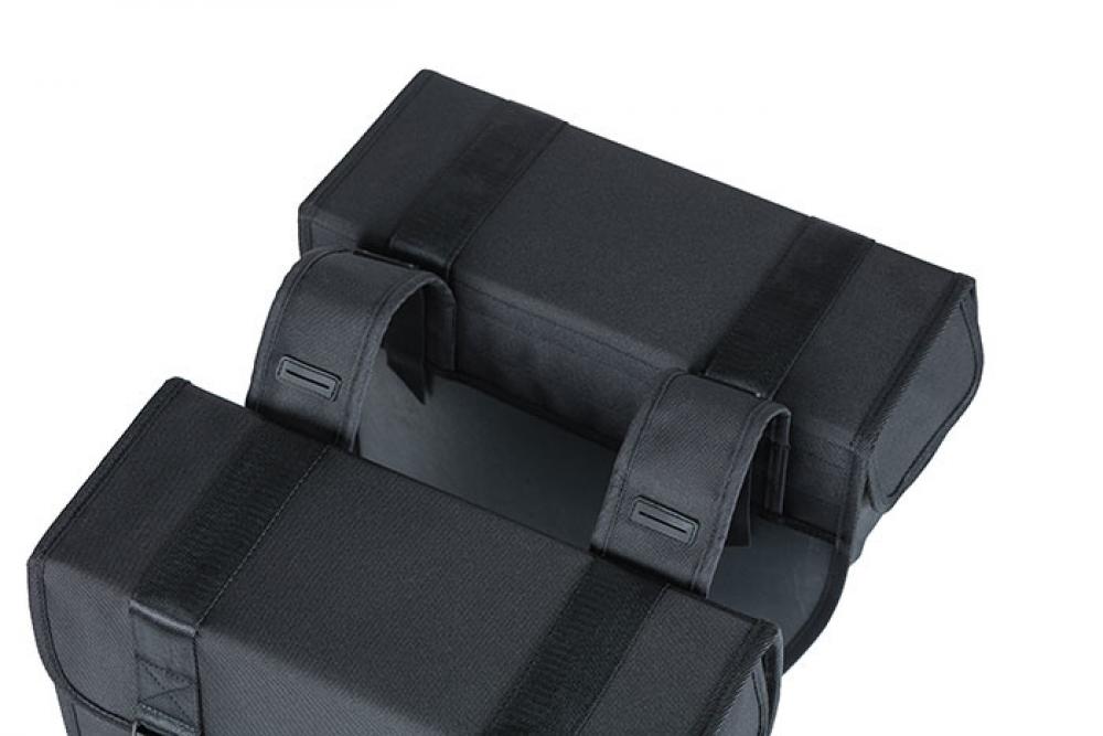 Basil Doppeltasche Tour schwarz 28l, 34x14x33 cm, Detailansicht der Befestigungsgurte für den Fahrrad-Gepäckträger.
