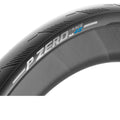 Nahaufnahme Pirelli P ZERO Race TLR 4S Rennradreifen, schwarz, Ganzjahres-Faltreifen mit Tubeless-Technologie.