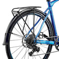Merida EQ-Set SILEX: Schwarzer 28 Zoll Gepäckträger und Schmutzfänger montiert an einem blauen Merida SILEX Gravelbike.