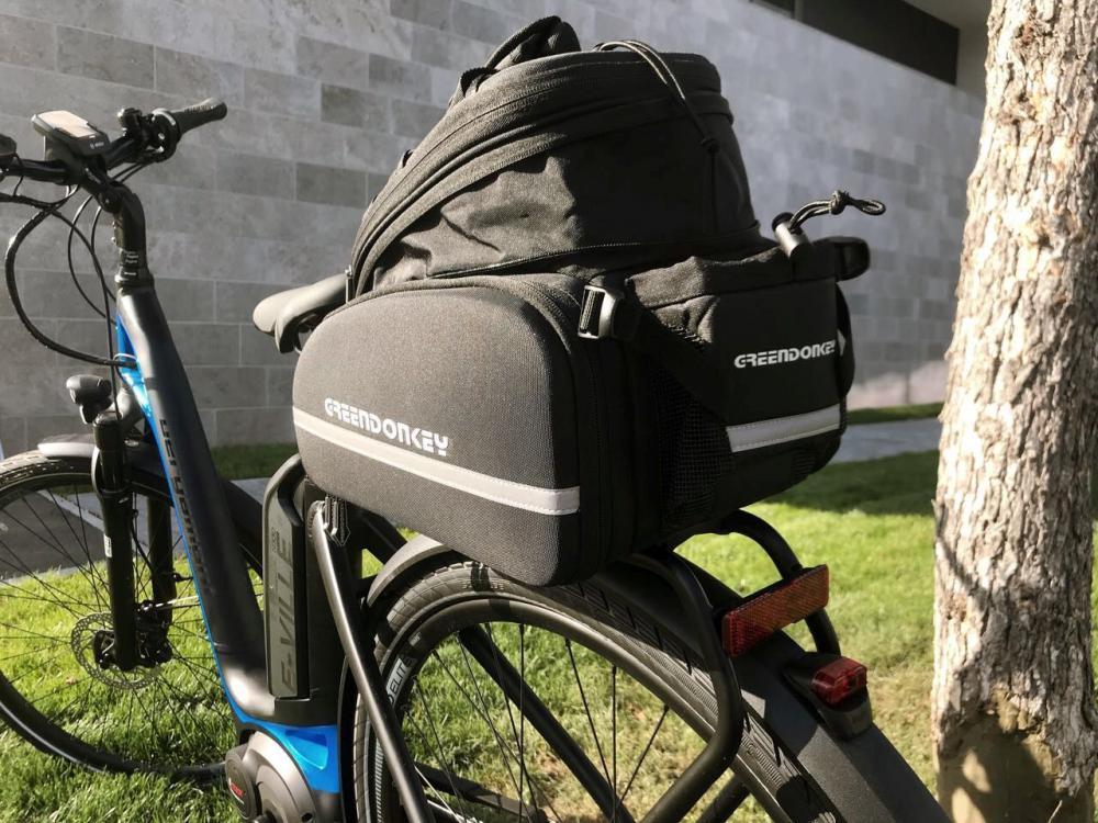 Greendonkey Gepäckträgertasche Hermann RT, schwarz, mit Reflektorstreifen am E-Bike montiert.