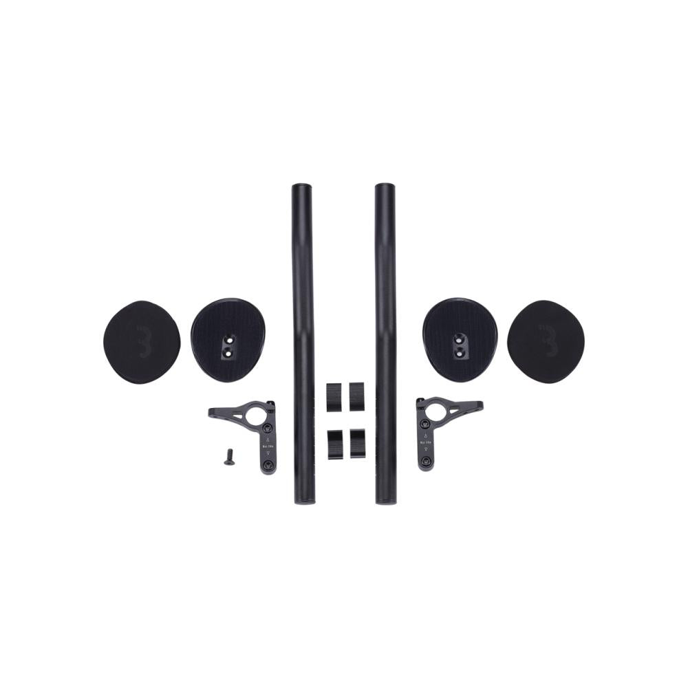 Schwarzes BBB AeroLight Triathlon-Aufsatz-Set, zerlegt, mit allen aerodynamischen Lenker-Komponenten auf weißem Grund.