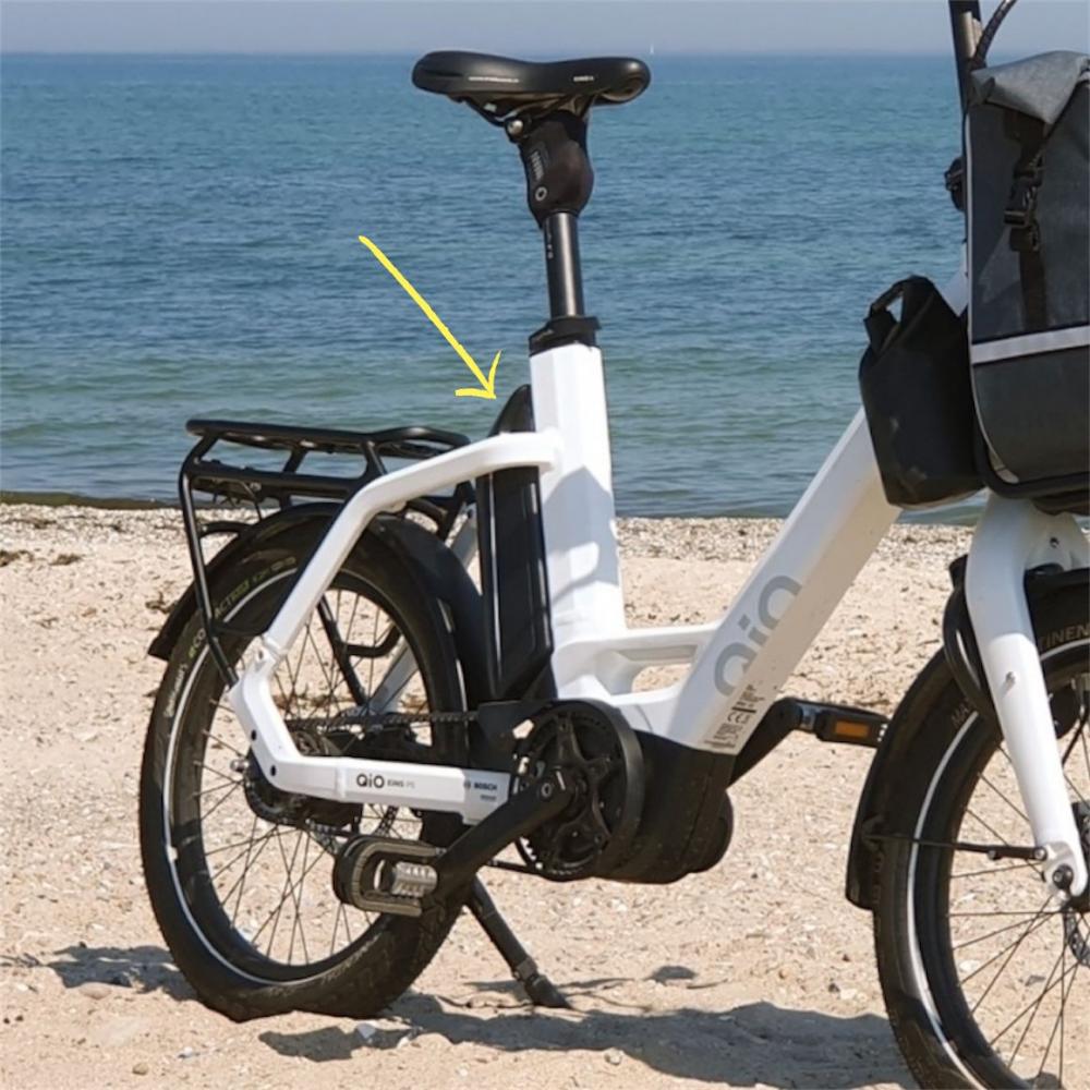 Schwarze Haberland Akkutasche für Rahmenakku bis 800Wh am weißen E-Bike für sicheren Transport und Aufbewahrung.