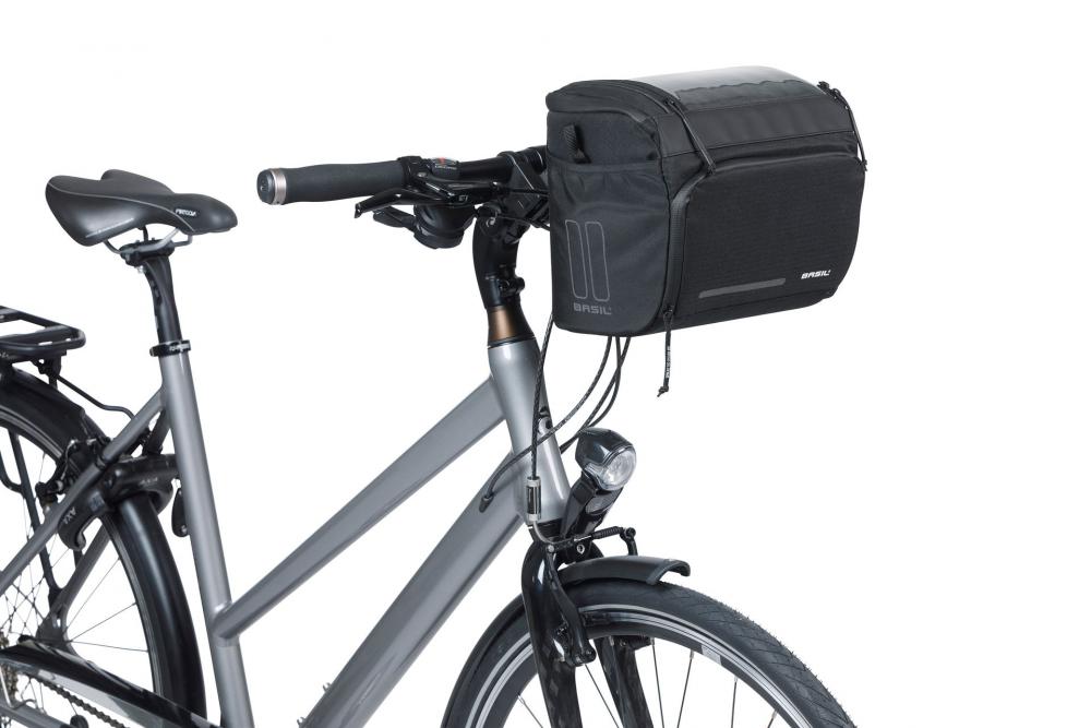 Schwarze Basil Move Lenkertasche KF 7-8L am Fahrrad, wasserabweisend, mit Smartphone-Fach und Reflektor.