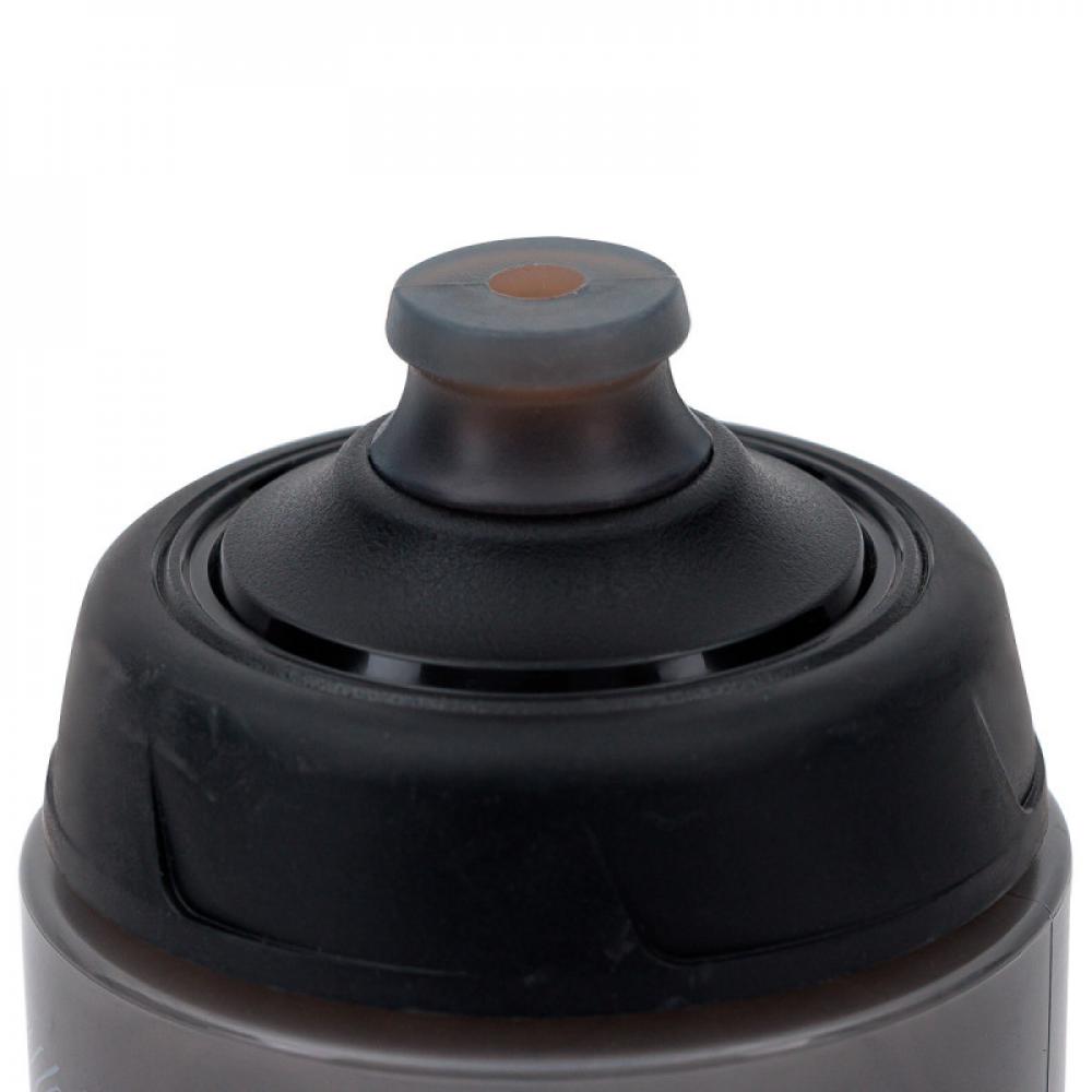 Nahaufnahme des auslaufsicheren Verschlusses der grauen Zéfal Trinkflasche Sense Pro 800 ml für Fahrräder.