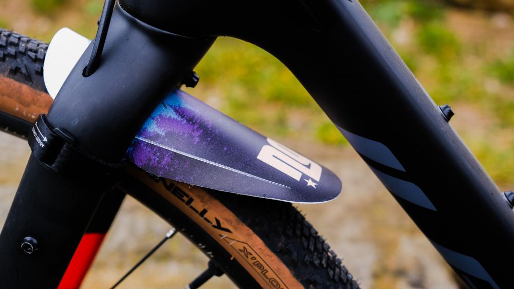 Ass Savers Mudder Mini MFM-1-BLK Spritzschutz VR, leicht (21 g), für Gravel/Cyclocross, Reifen 32-55 mm, einfache Montage, Farbe: sand-blau-lila.