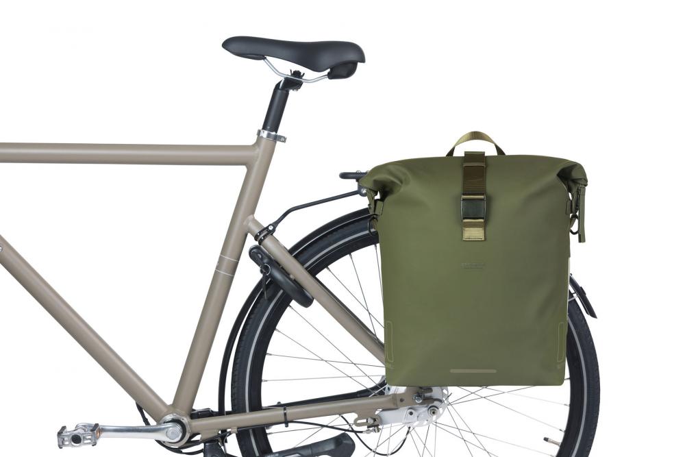 Basil SoHo MIK Studs 17 Liter wasserdichte Fahrrad-Umhängetasche - moss green, mit LED & Organizer
