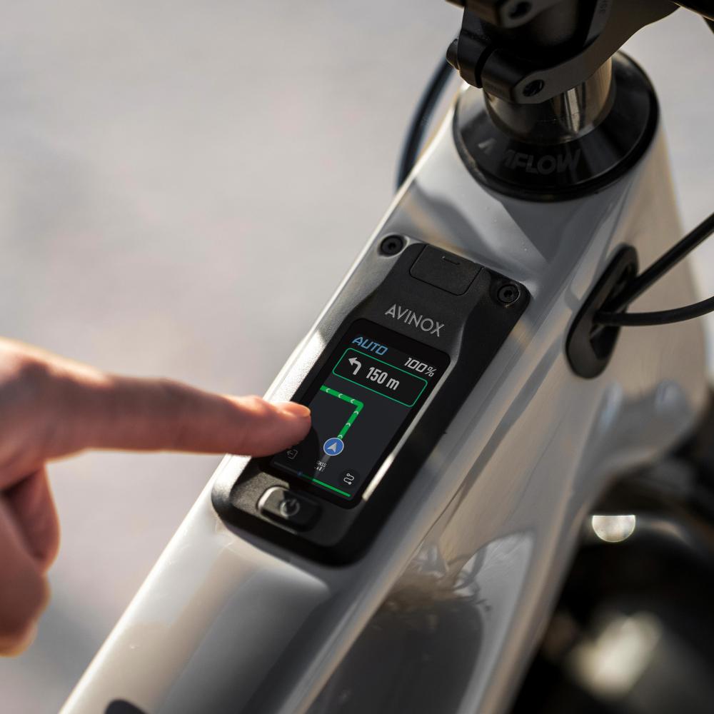 Amflow PX Carbon E-Mountainbike mit Avinox M2S Display und Navigation auf dem Carbonrahmen
