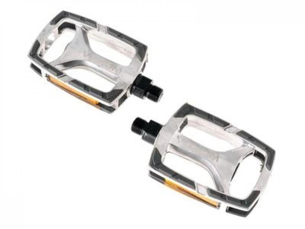 Voxom Pedal Touring Pe7 silber, zwei Fahrradpedale mit schwarzen Akzenten und Reflektoren auf weißem Hintergrund.