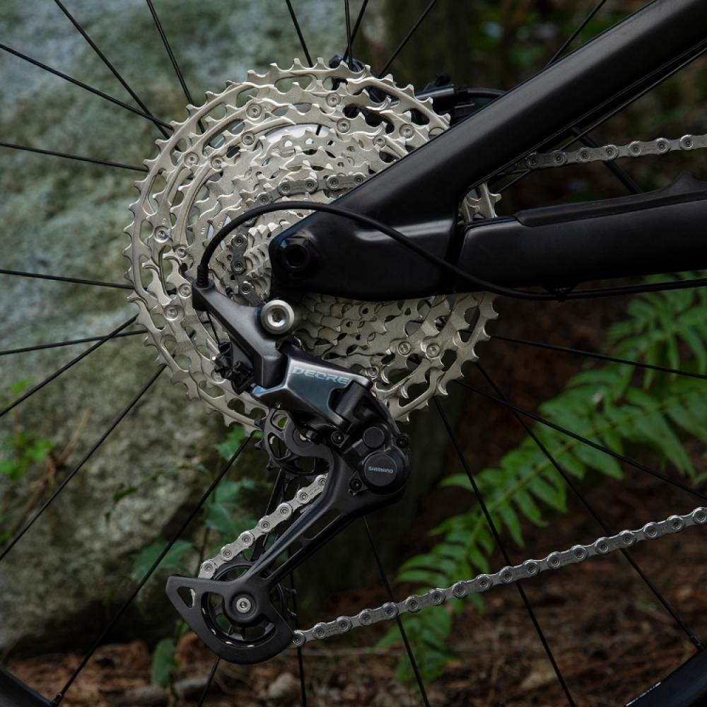 SHIMANO DEORE CS-M6100 12-fach 10-51Z MTB Kassette und Schaltwerk am Hinterrad eines Fahrrads.
