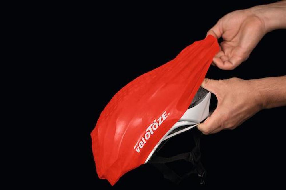 VeloToze Helmüberzug schwarz/rot/gelb onesize rot - wetterfester Schutz und Aerodynamik