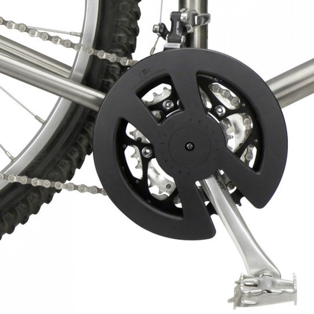 Schwarze Asista KlickFix Unidisc Kettenschutzscheibe am Fahrrad-Kettenblatt mit Kette und Pedal.