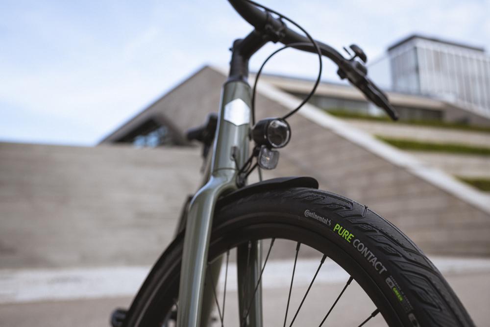 Vorderrad eines E-Bikes mit Continental Pure CONTACT Faltreifen (27.5x2.00) und Pannenschutz Level 8.