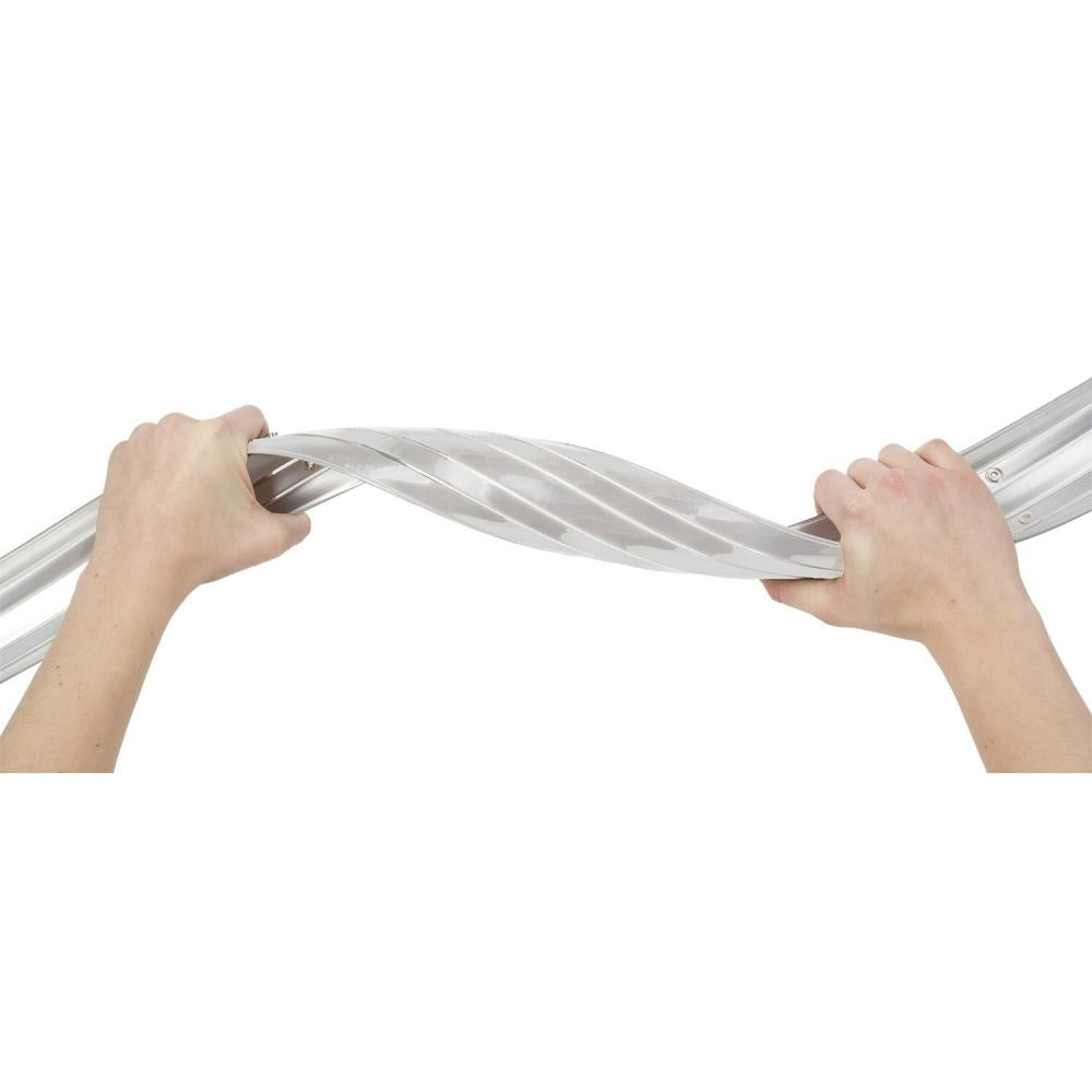 Flexibles M-Wave Schutzblech-Set 28 Zoll in Silber aus Kunststoff wird zur Demonstration stark verdreht.
