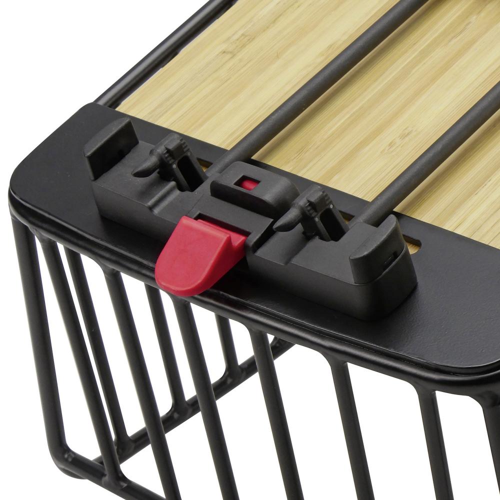 KLICKfix Hinterradkorb Alumino GT Racktime: schwarzer Korb mit Holzboden und rotem Klickverschluss.