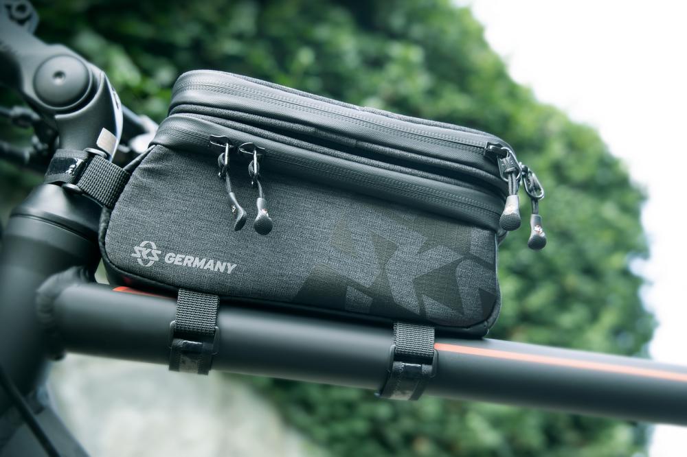 SKS Oberrohrtasche Traveller Smart schwarz - Wasserdichte Rahmentasche mit Touchscreen-kompatiblem Smartphone-Fach, 200x100x11mm, ideal für Trekking- und Rennräder