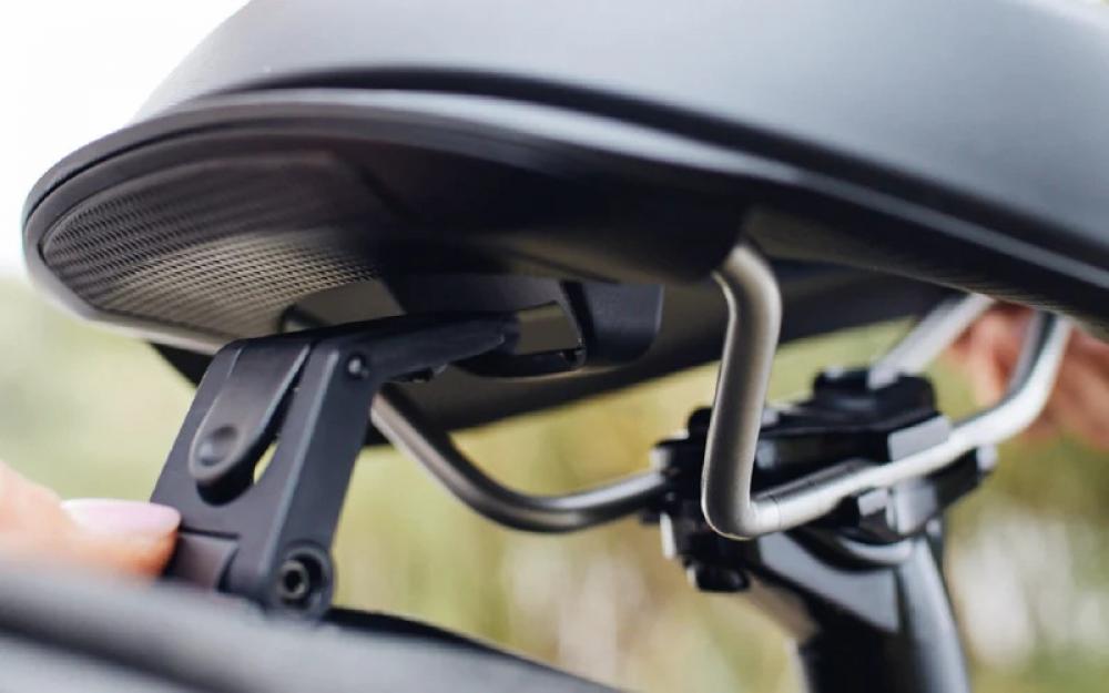 Hand befestigt Selle Royal On Open Relaxed E-Bike Sattel mit Royalgel und ergonomischer Aussparung.