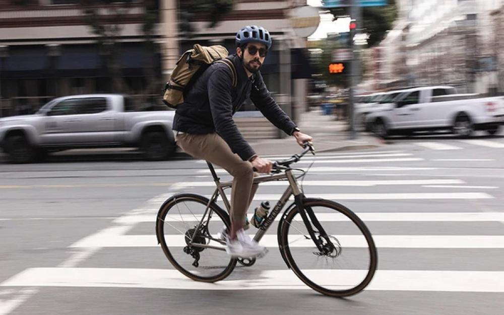 Selle Royal Lookin Athletic Unisex Sattel am City-/Trekking-Rad eines Mannes in Bewegung.