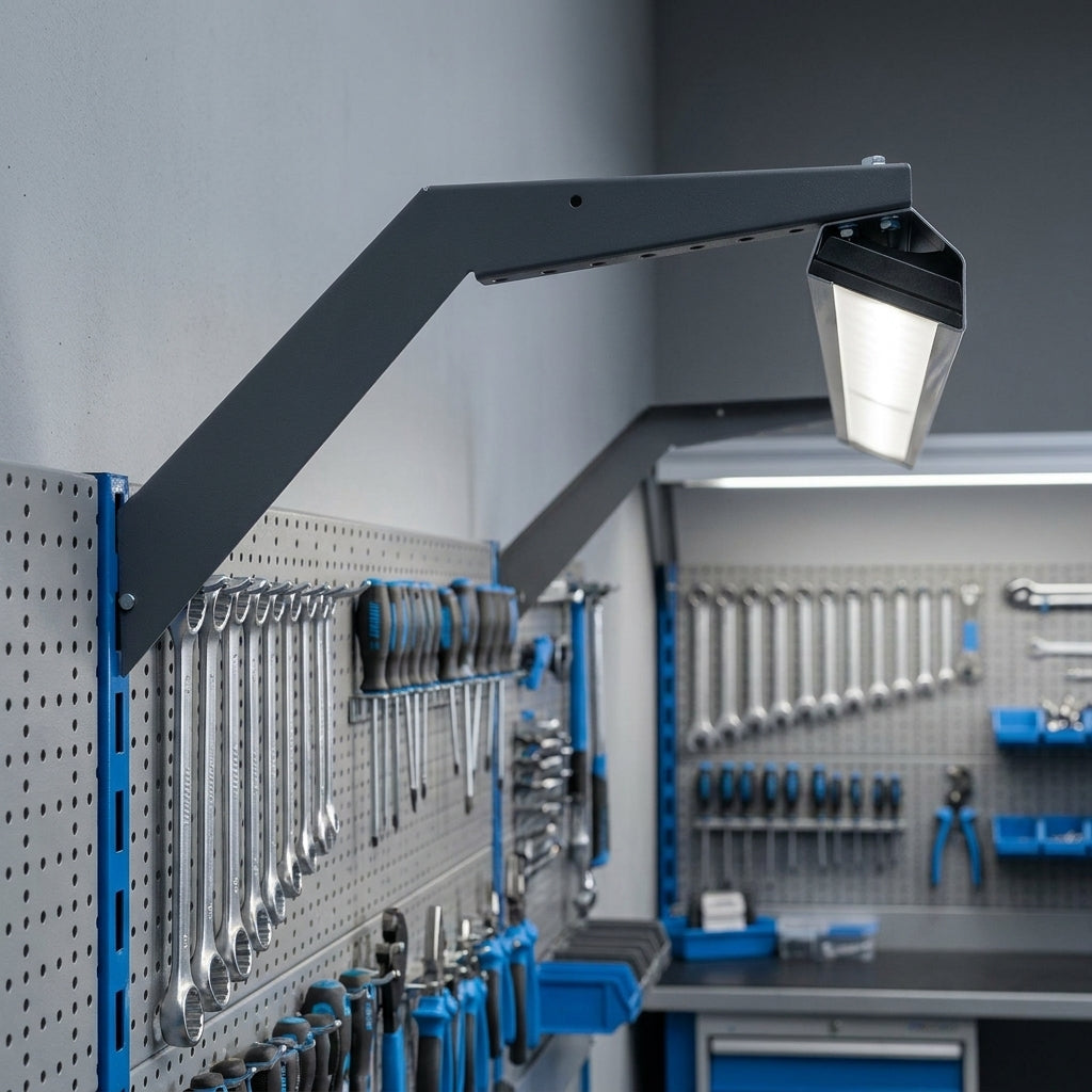 Unior Träger für Beleuchtung mit Halter 990HL über Werkbank mit blauen Unior Werkzeugen an Lochwand.