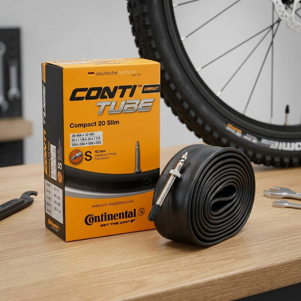 Continental Conti Tube Compact 20 Slim MTB Fahrradschlauch 20 Zoll mit SV-Ventil und Verpackung auf Holztisch.