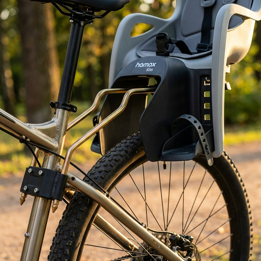 Extra hoher Hamax Haltebügel 603078 für Kiss Sleepy Smiley Kindersitze an einem Fahrrad mit kleinem Rahmen.