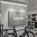 XLC Shopwand Aufkleber weiß grau 96,5x21cm für professionelles Fahrradladen Branding. Hochwertiges Logo für Ihre Verkaufsfläche.