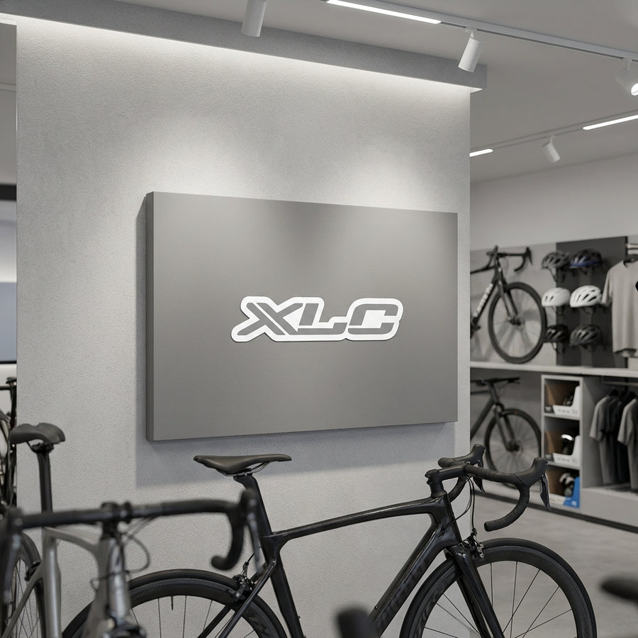 XLC Shopwand Aufkleber weiß grau 96,5x21cm für professionelles Fahrradladen Branding. Hochwertiges Logo für Ihre Verkaufsfläche.