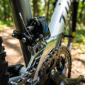SHIMANO ALTUS FD-M310 3-fach Umwerfer am MTB/Trekking-Fahrradrahmen mit Kurbel und Kette.
