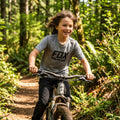 FOX Bob On Bike Youth T-Shirt grau. Kinder T-Shirt mit Fahrrad-Motiv für Sport, Freizeit & Schule. Bequem und langlebig.