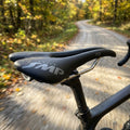 Schwarzer Selle SMP VT20 Fahrradsattel auf Gravelbike auf herbstlichem Waldweg.