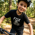 FOX Bob On Bike Youth T-Shirt schwarz für Kinder. Weiches Baumwoll-Shirt mit Fahrrad-Print. Ideal für Freizeit und Sport.