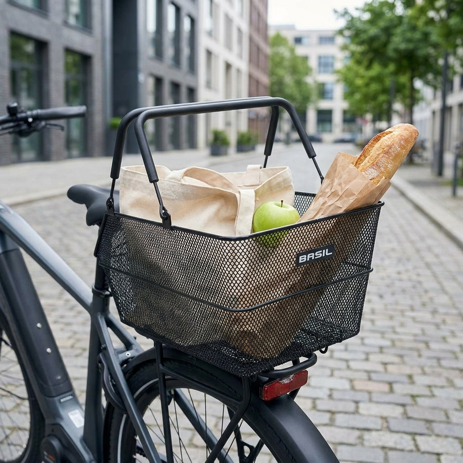 Basil Cento S MIK Hinterradkorb schwarz aus feinmaschigem Stahl am Fahrrad, gefüllt mit Einkauf.