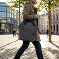 Norco Denbury City Tasche grau (12l) getragen von Mann als Umhängetasche in der Stadt.