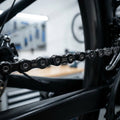 KMC DLC12 WAXED 12-fach Fahrradkette Schwarz. Hochleistungskette mit DLC-Beschichtung für minimale Reibung und Verschleiß.