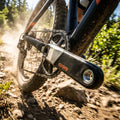 Race Face Era Carbon Kurbel (orange ERA) am Mountainbike in Aktion auf staubigem Trail. Leichte High-Performance.