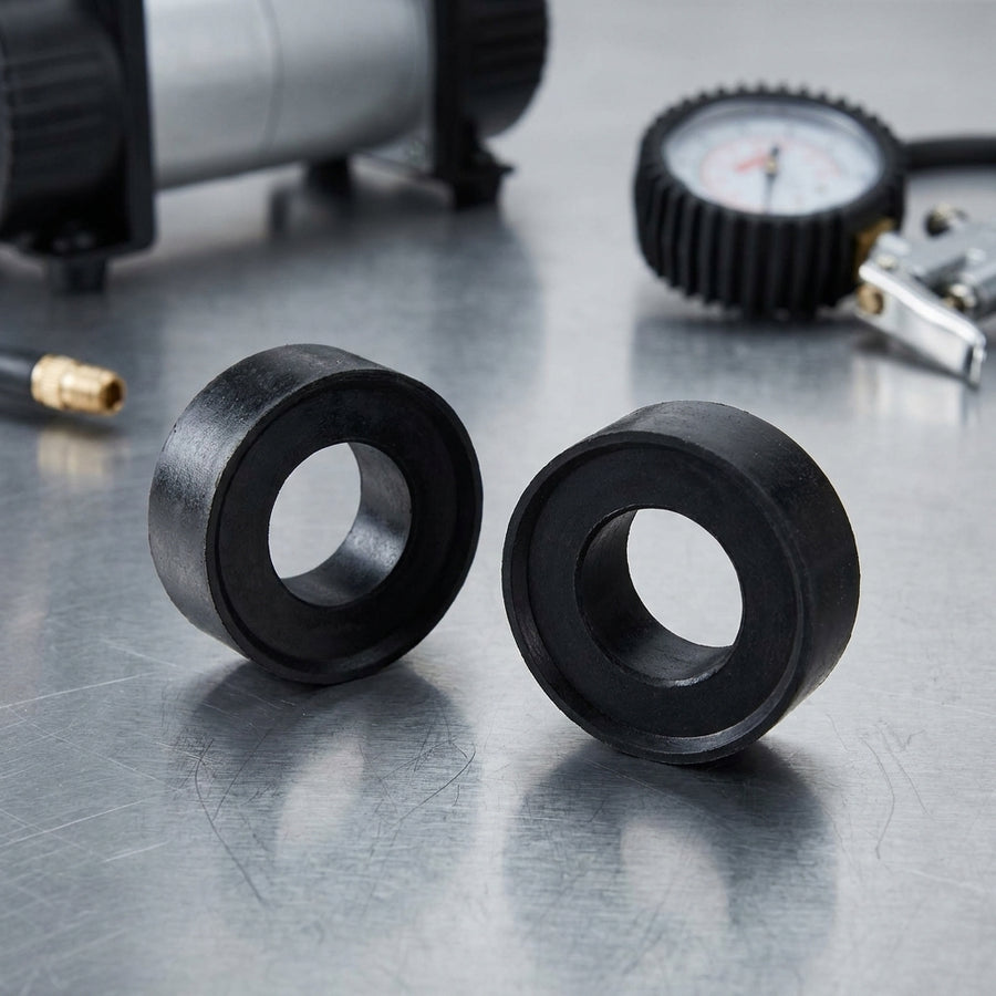 Zwei schwarze Mijnen Pieper Ersatzgummi KFZ-Seite auf Metall mit Manometer.