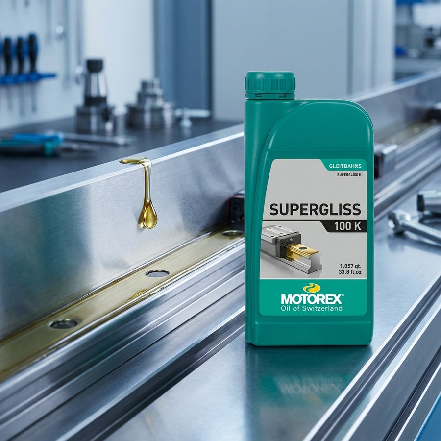 Motorex Supergliss 100 K Ölflasche, daneben goldener Schmiermittel-Tropfen auf einer silbernen Metallschiene.