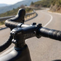Deda Zero1 OS Vorbau 70mm black on black am Rennrad auf Bergstraße, Lenker und Bremshebel sichtbar.