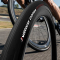 Vittoria Reifen Corsa schwarz 25-622 TLR faltbar auf einem Rennrad in Bewegung auf einer Rennstrecke.