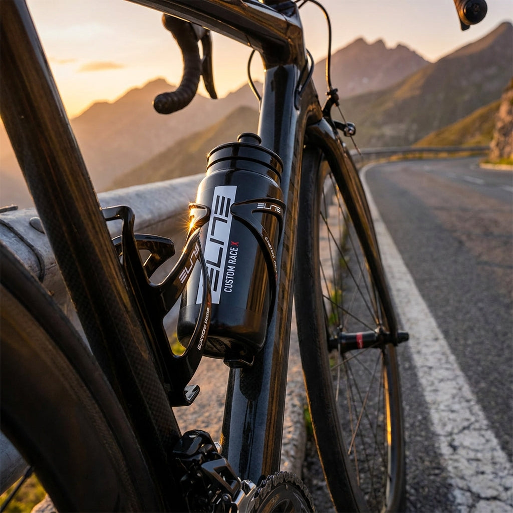 Elite Custom Race X Trinkflaschenhalter schwarz glänzend für Rennrad und MTB. Sicherer Halt, leicht und stilvoll.