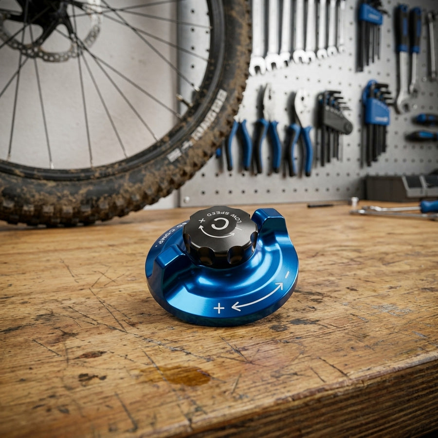 Blaue SR-Suntour RC2 Abdeckkappenunit für SF14 Auron TA-RC2 Federgabel mit Low Speed Comp Regler auf Werkbank.
