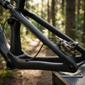 SRAM Maven Bronze Fahrradbremse mit Hydraulikleitung am Rahmen für zuverlässige Bremsleistung.